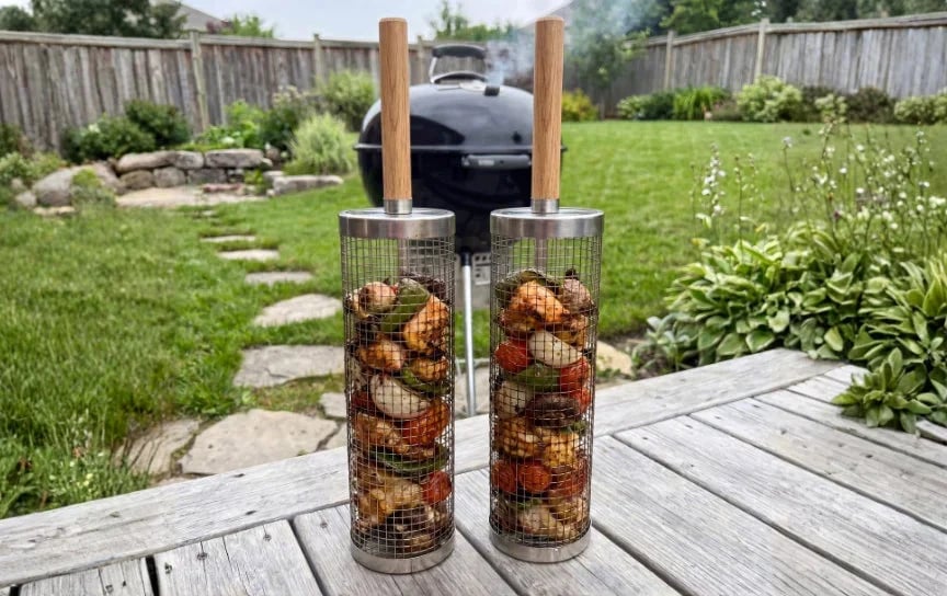 Serving grilled vegetables from the basket