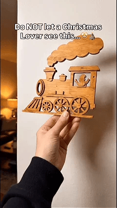 Houten kersttrein-wandlamp met warme feestelijke verlichting