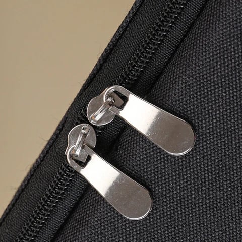 Nahaufnahme des glatten, robusten Reißverschlusses