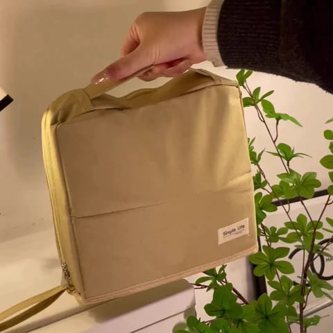 Die leichte Tasche wird in der Hand gehalten, ideal für Reisen