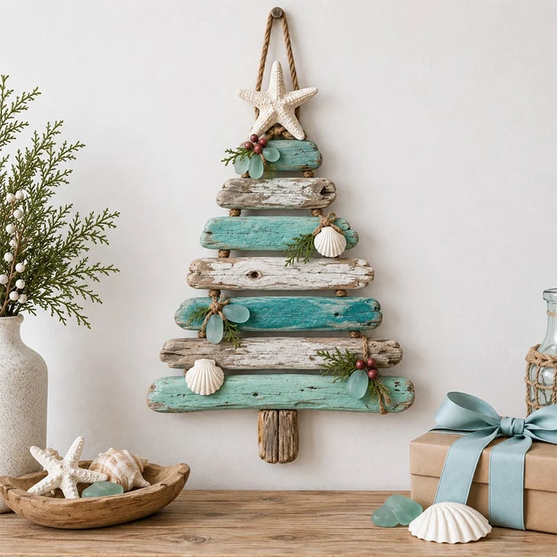 Kuststijl kerstboom met turquoise en witte latten, zeester en schelpen